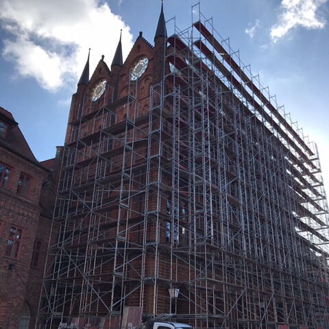 Fassadengerüst für Sanierungsarbeiten am Rathaus Stralsund