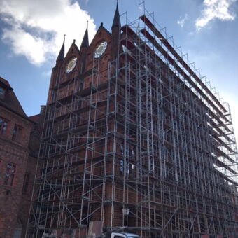 Fassadengerüst für Sanierungsarbeiten am Rathaus Stralsund