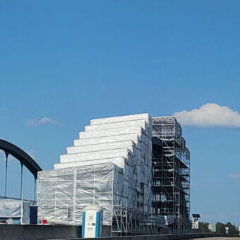 Gerüst für Sandstrahlarbeiten an der Bogenbrücke Schwabach