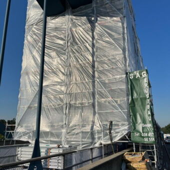 Abschnittsweise Gerüsteinhausung der Main-Donau-Kanalbrücke im Freistaat Bayern