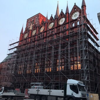 Gerüst an der Schaufassade des Stralsunder Rathauses